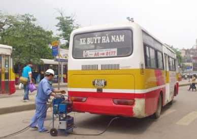 Lập biên bản 16 xe khách, xe buýt vi phạm quy định về khí thải giao thông